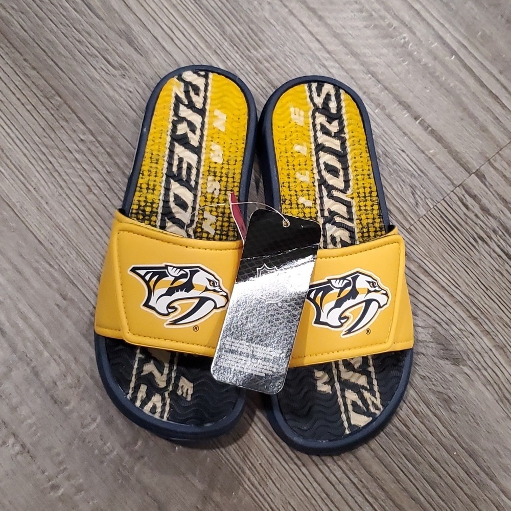 FOCO NHL Nashville Predators Sandals Size Large 2/3